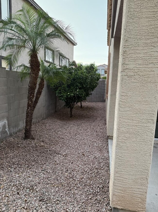 Building Photo - 1235 E Julian Dr