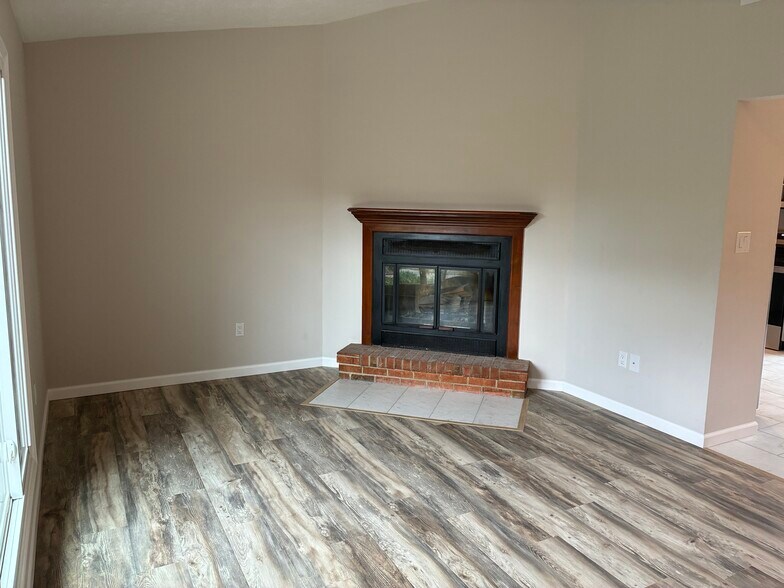 Building Photo - 1204 Hollowbrook Dr