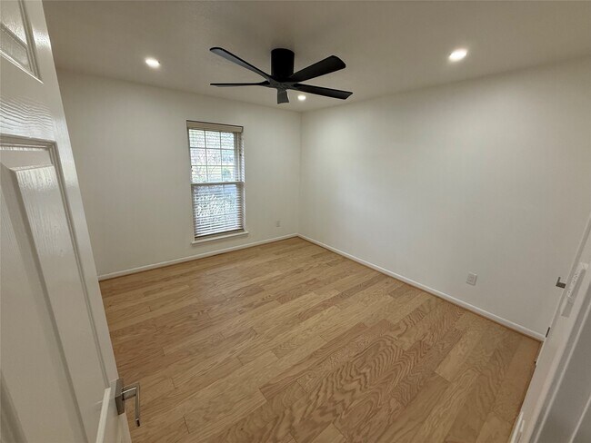 Building Photo - 25 Little John Ln