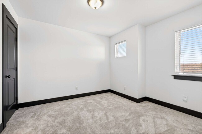 Building Photo - Great Location!