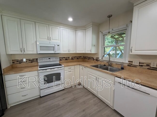 Building Photo - 606 E Bayview Blvd