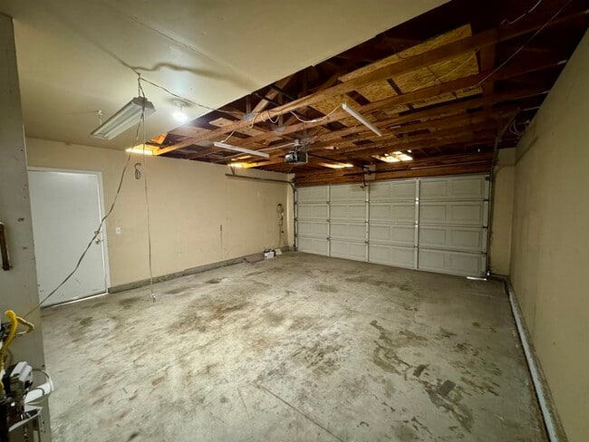 Building Photo - Spacious 3BD/2BA Home with 2-Car Garage in Desirable Antelope