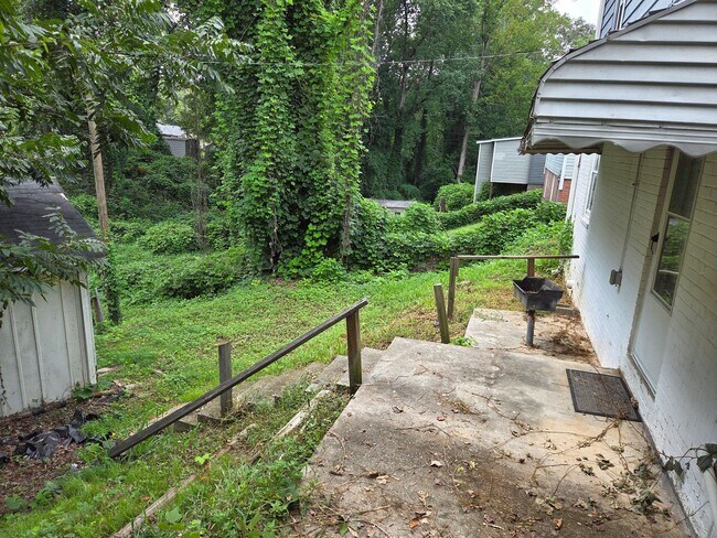 Building Photo - 1027 Holland Ave