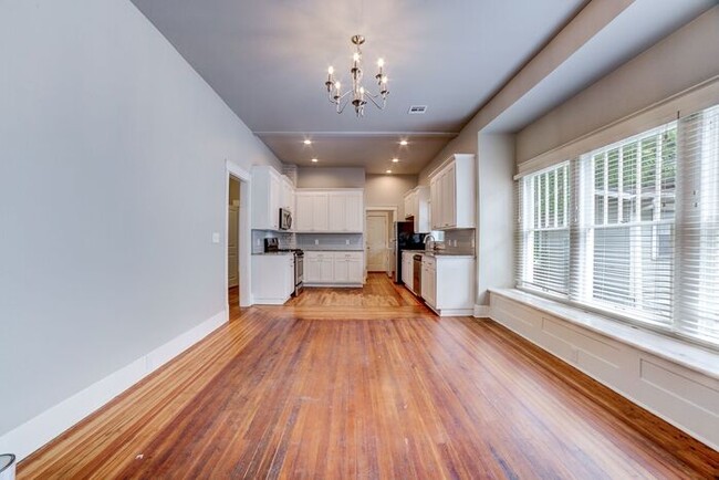 Building Photo - Remodeled Historic 3 Bedroom in The Heights!