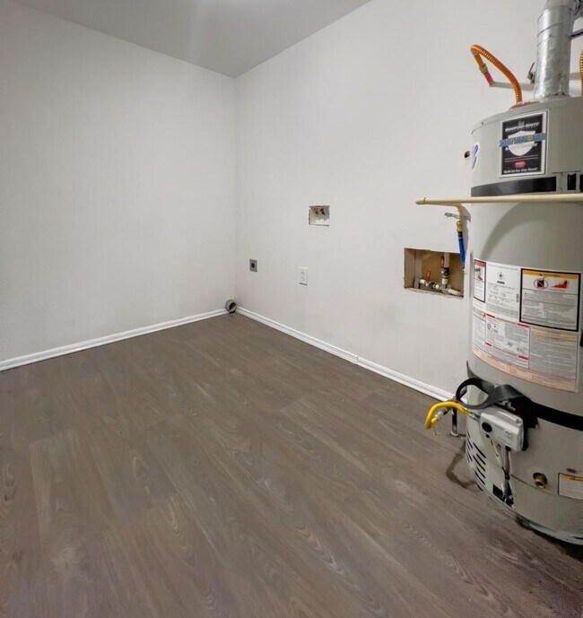 Building Photo - 4 Bedroom in Cheney