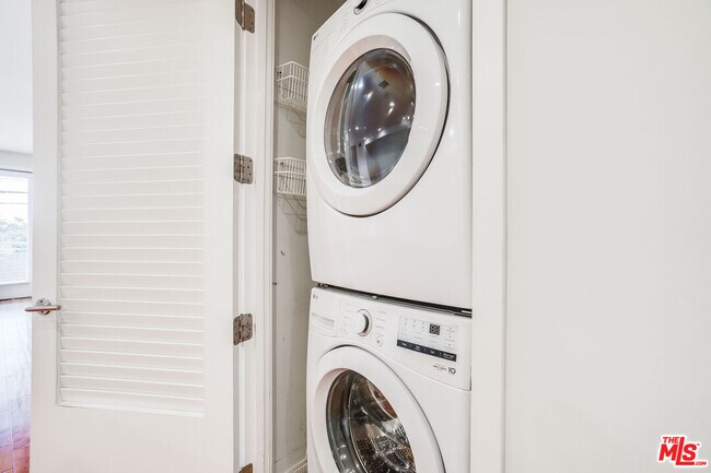 Building Photo - 1517 S Bentley Ave