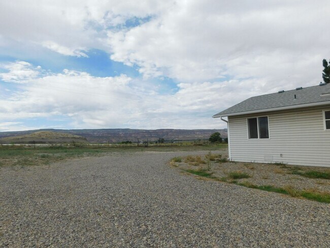 Building Photo - 1527-M 1/8 M 1/8 Rd