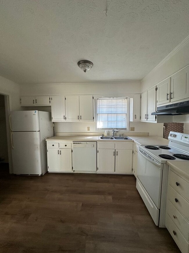 Building Photo - Move-in ready 3 bedroom, 2 bath brick home...