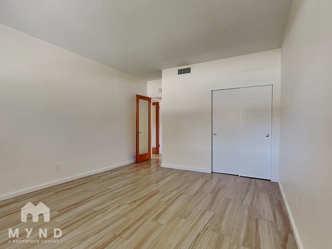 Building Photo - 355 E Thomas Rd