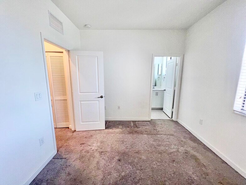 Building Photo - 575 NE 208th Ter