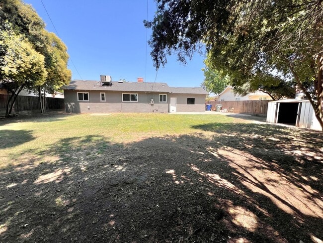 Building Photo - $1,895 West & Gettysburg, 3 Bedroom Home -...