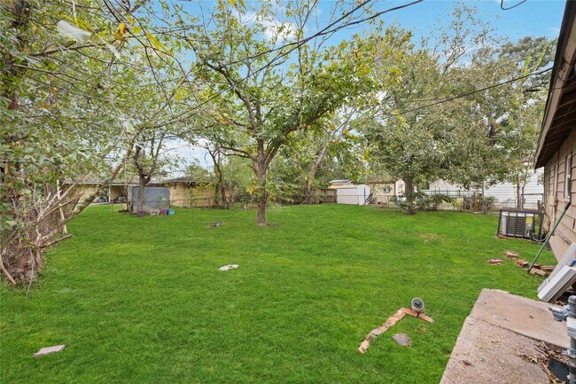 Building Photo - 6043 Lyndhurst Dr