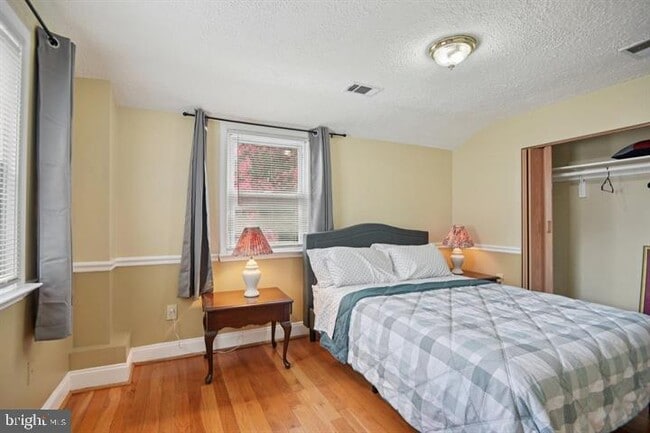 Building Photo - 3705 S Four Mile Run Dr