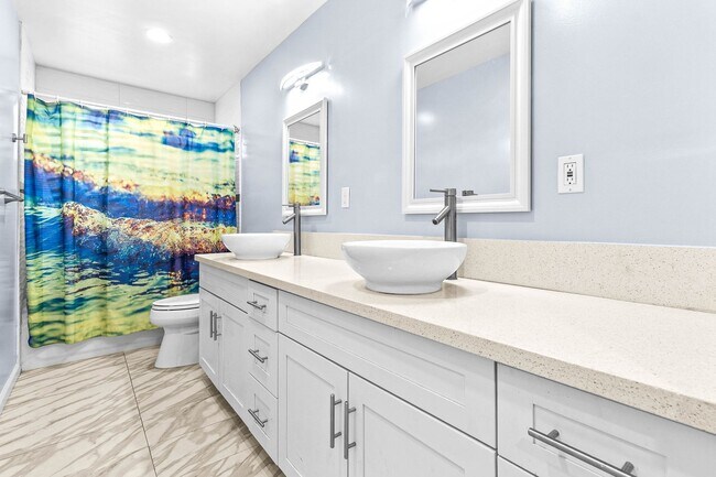 Building Photo - Upgraded 5 bedroom, 3 bath home