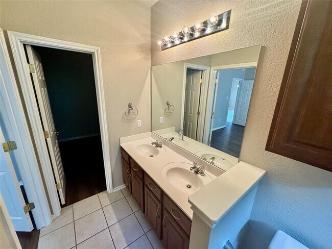 Building Photo - 2110 Charlotte Estates Dr