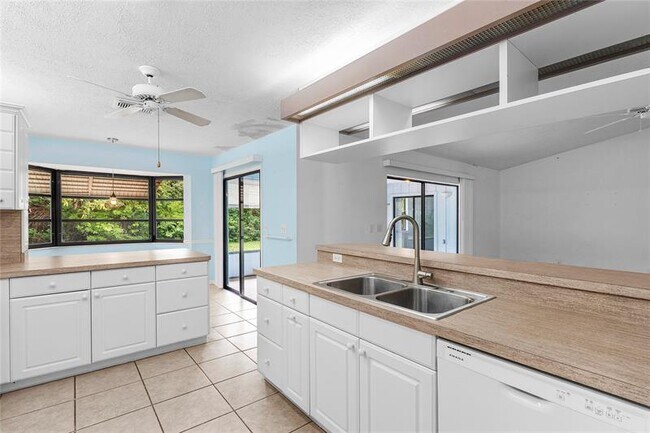 Building Photo - 2041 SE Floresta Dr