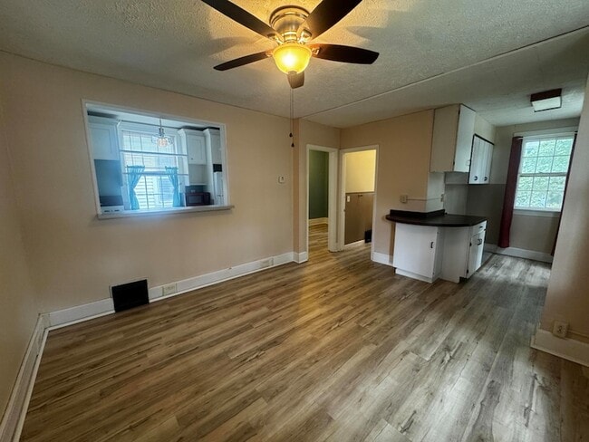 Building Photo - 103 E Maple Ave