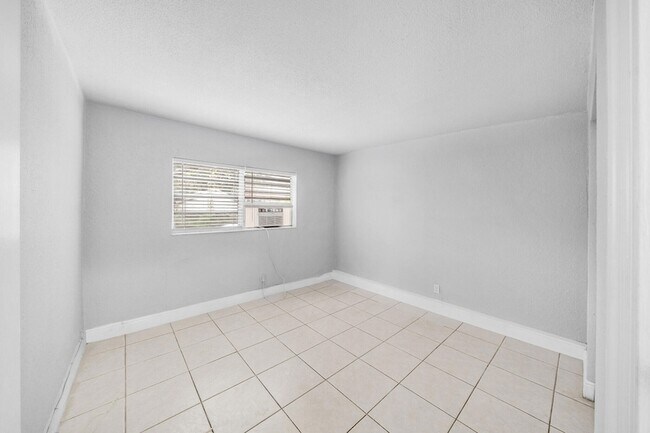 Building Photo - 626 SW 14th Ave