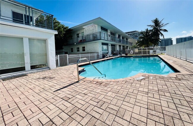 Building Photo - 950 Bay Dr