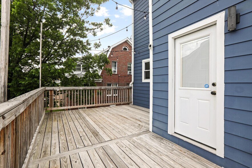 Building Photo - 2235 Quincy St NE