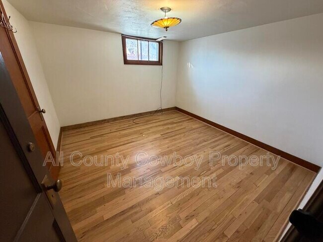 Building Photo - 365 N 6th St