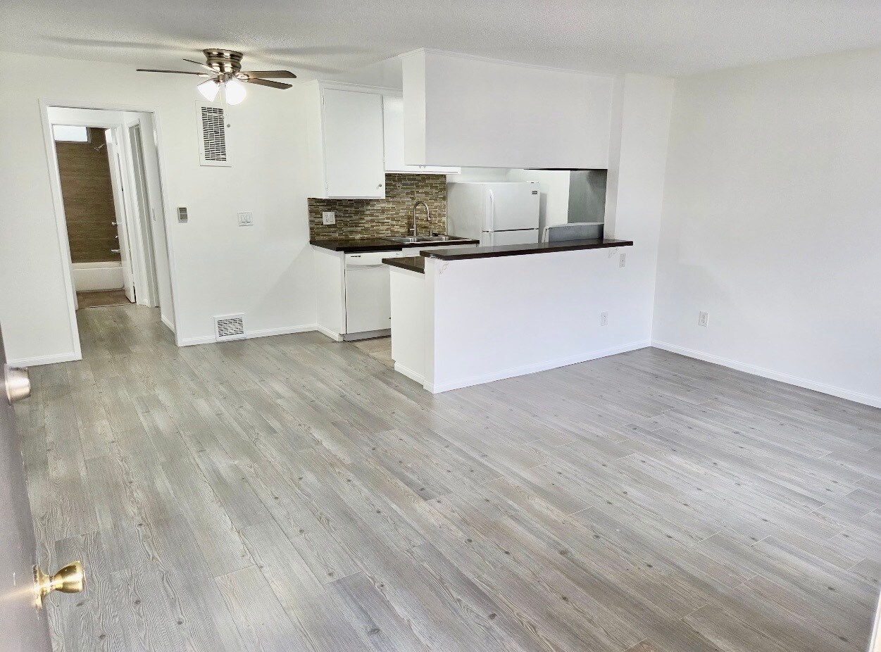 Building Photo - 3833 Mentone Ave