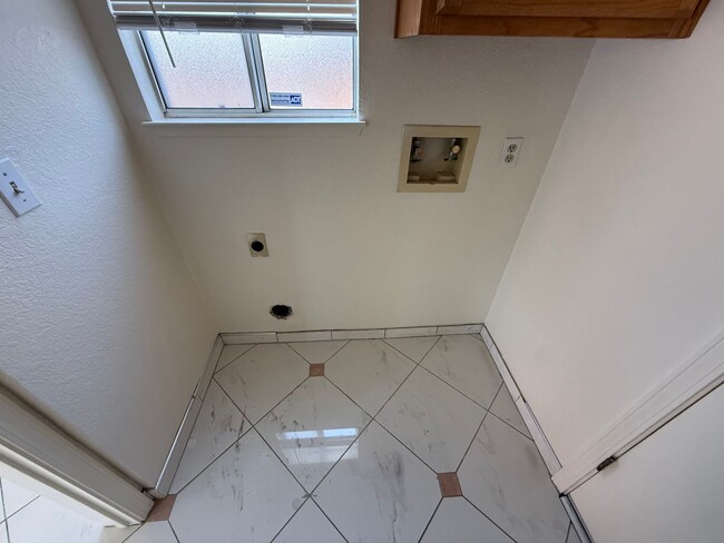 Building Photo - 581 Hellyer Ave