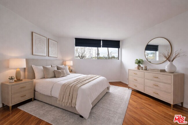 Building Photo - 100 S Doheny Dr