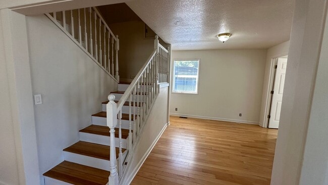 Building Photo - 4bd 2 bath Home in Westmoreland, Portland:...