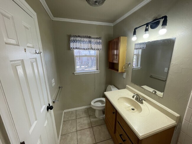 Building Photo - 3 Bed, 1 Bath Home with Large Corner Lot