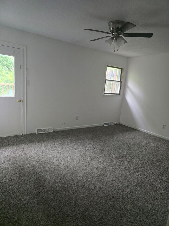 Building Photo - 2305 Southridge Dr