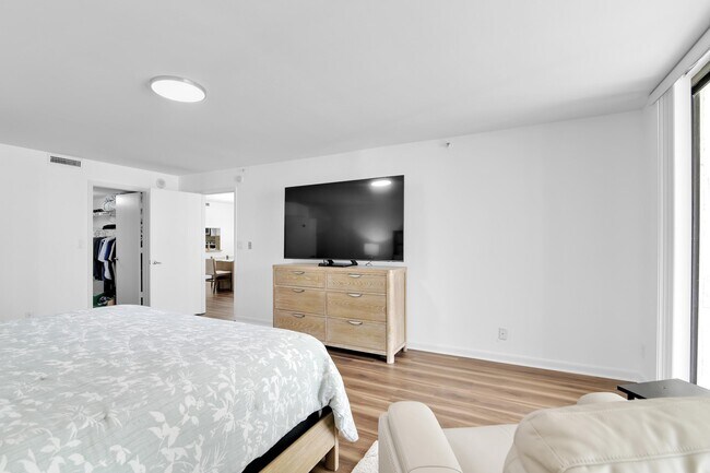 Building Photo - 1167 Hillsboro Mile
