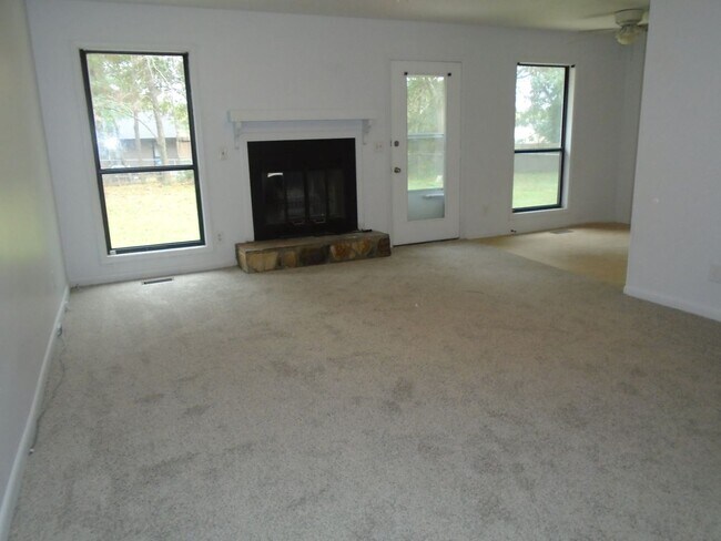 Building Photo - Renovated 3BD/2BA Single Family Home Avail...