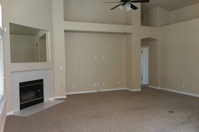 Building Photo - Beautiful 4 Bedroom home in the Clovis District