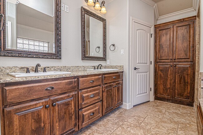 Building Photo - 5914 Llano Ct