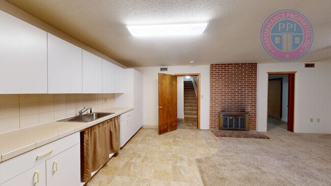 Building Photo - Lake Oswego/ Palisades - Hardwoods, Finished Daylight Basement with Bonus Rooms, Pet Friendly