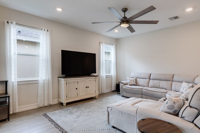 Building Photo - 210 Spg Hl Lk Lp