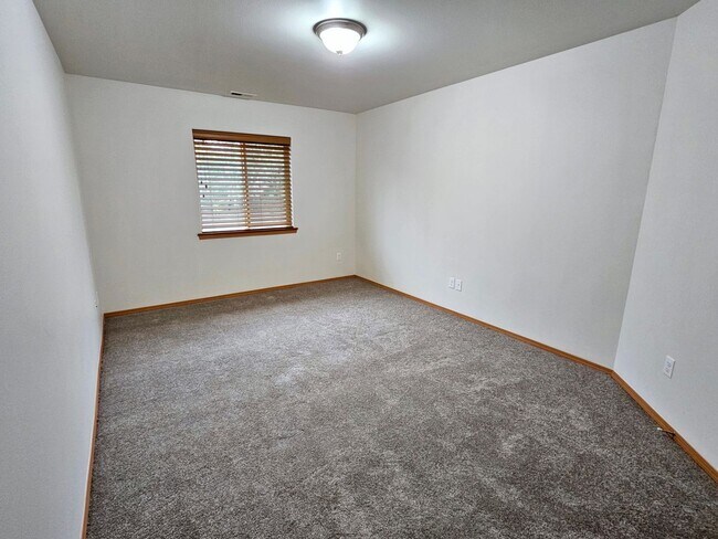 Building Photo - *360 TOUR AVAILABLE* Spacious Ranch-Style ...