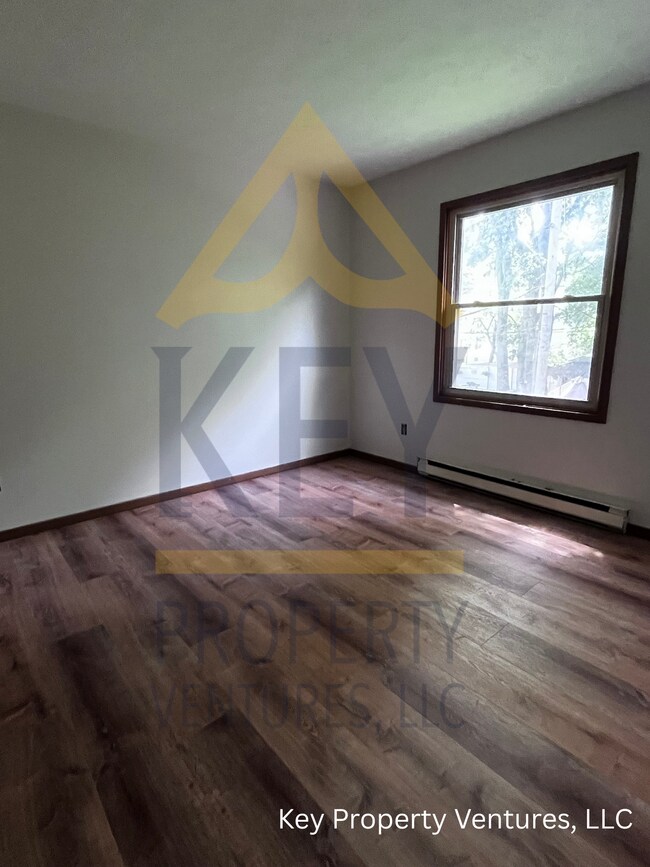 Building Photo - 493 Hollenbeck St