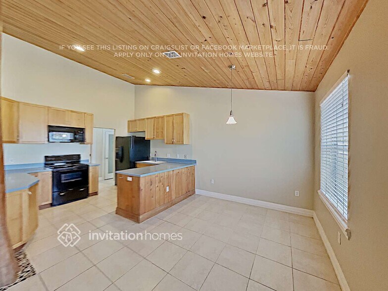 Building Photo - 10613 Lakeshore Dr