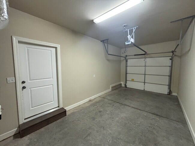 Building Photo - Spacious 3-Bed 2.5 Bath Townhome for Rent in Algood