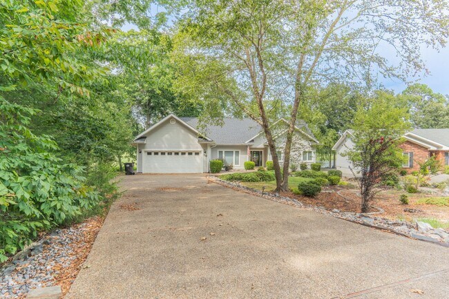 Building Photo - 10 Lindura Ln