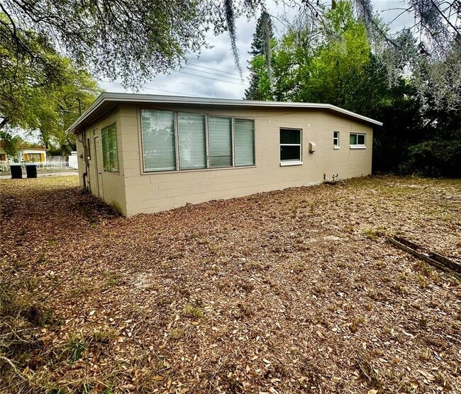 Building Photo - 1624 Queensway Rd