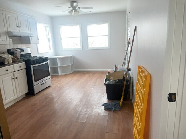 Building Photo - 3611 N Sacramento Ave