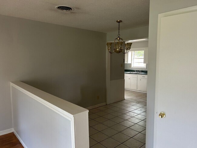 Building Photo - Updated 3BR 1.5 bat