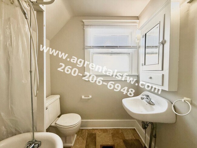 Building Photo - 3 Bedroom House