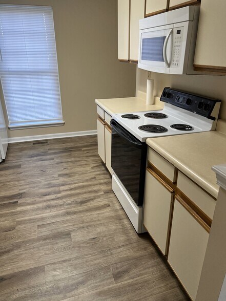 Building Photo - 2057 Leland Dr