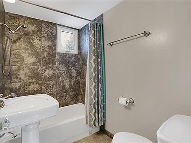 Upstairs guest bath shared by two bedrooms. - 5101 Boulevard Pl