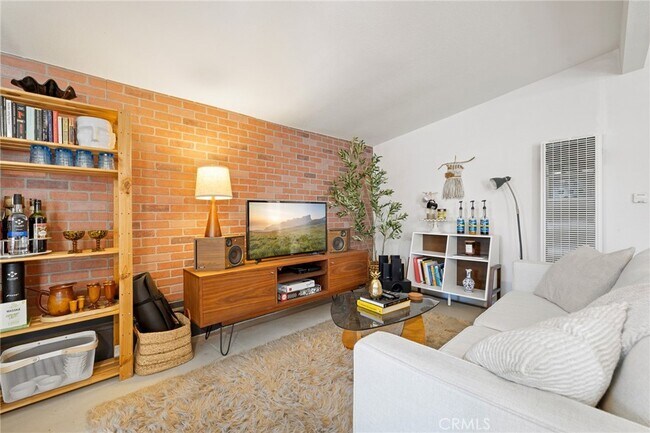 Building Photo - 1583 W 48th St