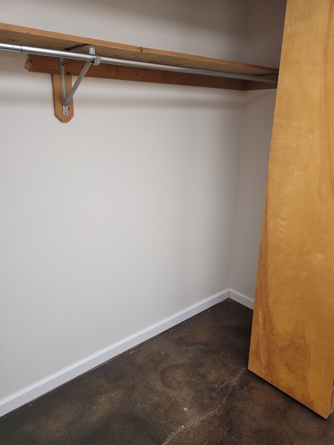 Building Photo - 4 bedroom Townhouse on Bloomington's South Side; Located in The Woodlands!